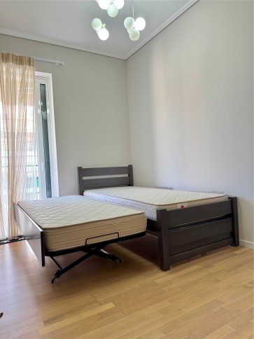 Κρεβάτι ενισχυμένο γκρι ανθρακί με βοηθητικό κρεβάτι από μασί ξύλο Κρεβάτι ενισχυμένο γκρι ανθρακί με βοηθητικό κρεβάτι από μασί ξύλο