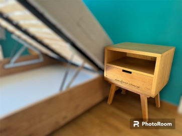 Κομοδίνο ξύλινο σε ξύλο ακατέργαστου δρυς βαμμένο στο χρώμα του ξύλου