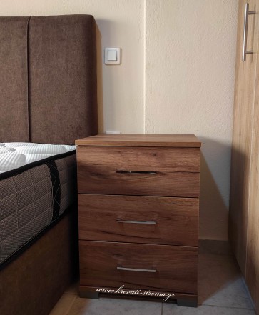 Κομοδίνο ξύλινο με τρία συρτάρια καρυδί 