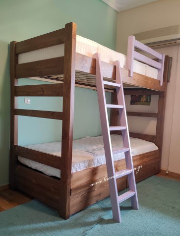 Κουκέτα μασίφ ξύλινη σε minimal ίσια γραμμή με τετράγωνες χοντρές κολώνες στήριξης και στρογγυλεμένες γωνίες για τα παιδιά Κουκέτα μασίφ ξύλινη σε minimal ίσια γραμμή με τετράγωνες χοντρές κολώνες στήριξης και στρογγυλεμένες γωνίες για τα παιδιά