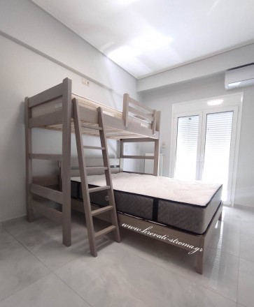 Κουκέτα με διπλή χρήση με μονή σοφίτα επάνω και διπλό ή ημίδιπλο κρεβάτι στο κάτω για τρία άτομα από μασίφ ξύλο Κουκέτα με διπλή χρήση με μονή σοφίτα επάνω και διπλό ή ημίδιπλο κρεβάτι στο κάτω για τρία άτομα από μασίφ ξύλο