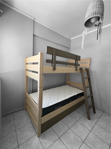 Διώροφο κρεβάτι με ενισχυμένες κολώνες που μπορεί να γίνει δύο μονά κρεβάτια και συρόμενο 