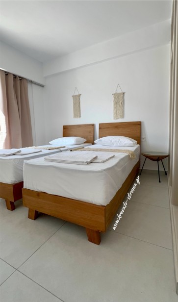 Κρεβάτια ξύλινα δρυς για ξενοδοχεία , ενοικιαζόμενα , airbnb που ενώνουν για ζευγάρια και χωρίζουν για να φιλοξενήσουν φίλους