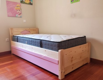 Κρεβάτι μασίφ πεύκο ημίδιπλο σε φυσικό χρώμα με ροζ λεπτομέρεια και δεύτερο συρόμενο κρεβάτι 