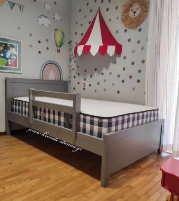 Κρεβάτι σε γήινα χρώματα masif, με διάσταση στρώματος 0.90 χ 1.90 ή 1.10 χ 1.90 με προστατευτικό κάγκελο 