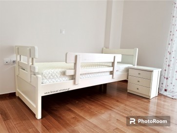 Κρεβάτι μασίφ με περιμετρικά προστατευτικά κάγκελα για μέγιστη ασφάλεια