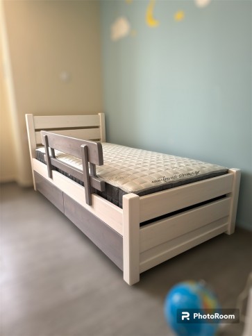Κρεβάτι μονό για στρώμα 90cm πλάτος μασίφ πεύκο με συρόμενα συρτάρια και κάγκελο Κρεβάτι μονό για στρώμα 90cm πλάτος μασίφ πεύκο με συρόμενα συρτάρια και κάγκελο