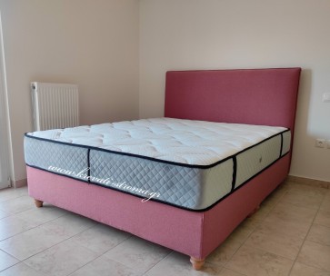 Κρεβατοκάμαρα με boho διάθεση σε σομόν χρώμα και στρογγυλά ξύλινα πόδια με αποθηκευτικό χώρο