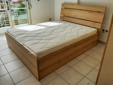 Kρεβατοκάμαρα ξύλινη σε φυσική απόχρωση για στρώμα 150χ200 με μεγάλο αποθηκευτικό χώρο 