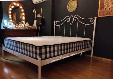 Κρεβάτι μεταλλικό λευκό με ψηλό κεφαλάρι και χαμηλό ποδαρικό 