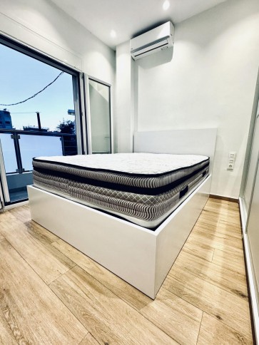 Κρεβατοκάμαρα λευκή , τετράγωνη , λιτή με μεγάλο - βαθύ αποθηκευτικό χώρο 40 πόντους mdf οξιά