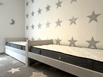 Διαιρούμενη κουκέτα στημένη σαν δύο μονά κρεβάτια από μασίφ πεύκο με συρτάρια Διαιρούμενη κουκέτα στημένη σαν δύο μονά κρεβάτια από μασίφ πεύκο με συρτάρια