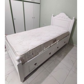 Κρεβάτι μονό του παππού Μανώλικα από το μακρινό 1960 κλασσικό σε ξύλο βαμμένο σε λευκή-άσπρη λάκα με συρτάρια αποθήκευσης για ρούχα