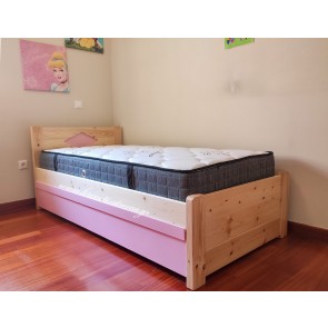 Κρεβάτι μασίφ πεύκο ημίδιπλο σε φυσικό χρώμα με ροζ λεπτομέρεια και δεύτερο συρόμενο κρεβάτι 